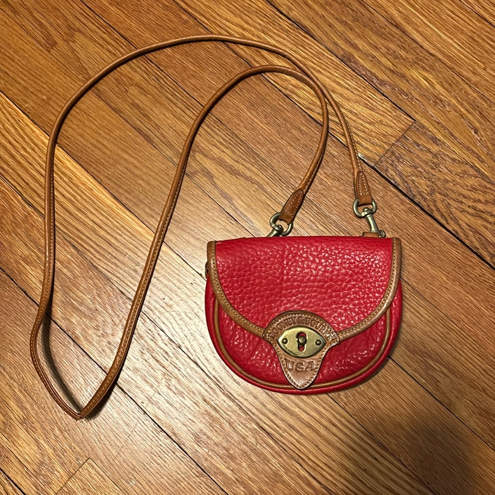 Vintage dooney&bourke, crossbody or/ and belt through and wear as a waist belt💫
